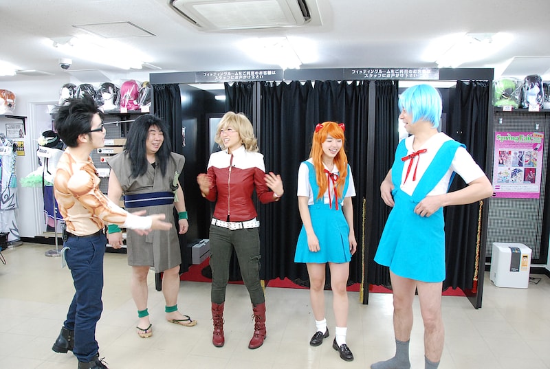 「アニメのキカク」の「コスプレで対決しちゃおう！☆キカク」に出演する（左から）ドランクドラゴン、吉木りさ、松嶋初音、よゐこ有野。(c)ひかりTV