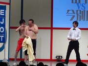 オープニングのフライングマッチ。勢いよく絡み合った2人だが、布が口にかかっただけで終わってしまった。