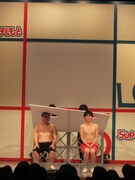 「穴あきパネルのパネルを倒して穴から顔が出たら勝ち対決」では、立派な大道具にもかかわらずさみしい決着。