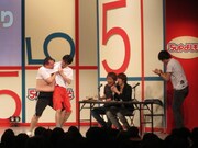 「Tシャツ破り対決」では、慣れていないパワー対決にぎこちない動きの2人。