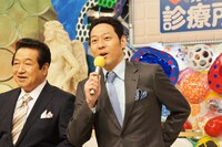 東野幸治（中央）。