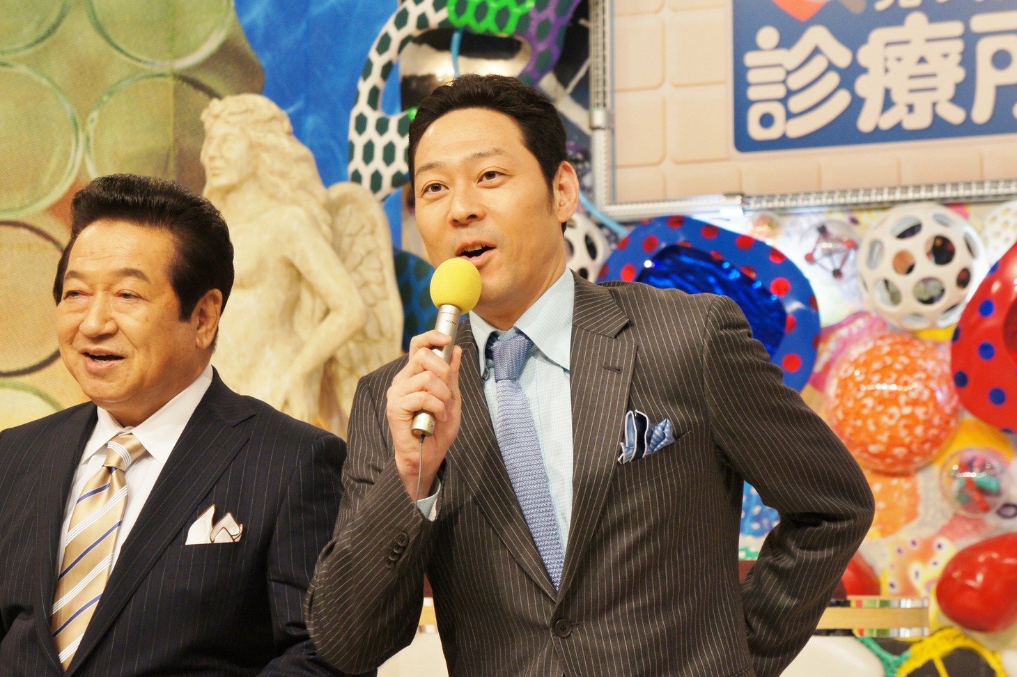 東野幸治（中央）。