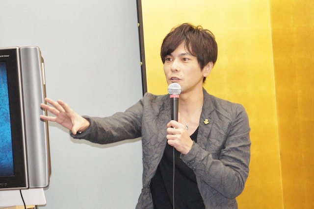 書籍「次長課長・井上聡のごきげんよう、赤のゲームです」発売イベントに登場した次長課長・井上。