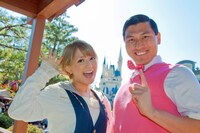 情報バラエティ番組「東京ディズニーリゾート My マップ！」MCの矢口真里（左）とオードリー春日（右）。(c)Disney