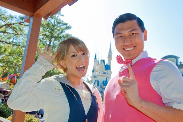 情報バラエティ番組「東京ディズニーリゾート My マップ！」MCの矢口真里（左）と、新パートナーのオードリー春日（右）。(c)Disney