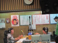 放送中の本村と西岡。
