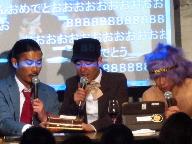 観客から送られた菅のバースデーケーキ。プレートには「菅べんしてよ」の文字が。