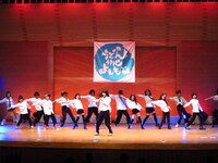 椿鬼奴と、地元のキッズダンサーたち。