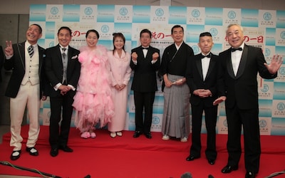 「吉本興業創業100周年特別公演」初日2回目の公演の口上を務めた西川きよし、桂三枝、今いくよ・くるよ、ザ・ぼんち、西川のりお・上方よしお。(c)吉本興業