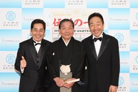 「吉本興業創業100周年特別公演」初日3回目の公演の口上を務めた笑福亭仁鶴と中田カウス・ボタン。(c)吉本興業