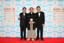 「吉本興業創業100周年特別公演」初日3回目の公演の口上を務めた笑福亭仁鶴と中田カウス・ボタン。(c)吉本興業