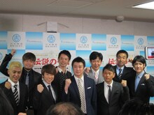 大阪・なんばグランド花月にて「吉本興業創業100周年特別公演」初日2回目のオープニングに登場した極楽とんぼ・加藤、ココリコ、ロンドンブーツ1号2号、ペナルティ、品川庄司の銀座7丁目劇場メンバー。