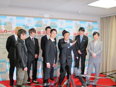 大阪・なんばグランド花月にて「吉本興業創業100周年特別公演」初日2回目のオープニングに登場した極楽とんぼ・加藤、ココリコ、ロンドンブーツ1号2号、ペナルティ、品川庄司の銀座7丁目劇場メンバー。