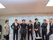 会見でギャグを披露するサバンナ八木。