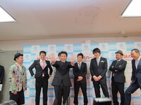 会見でギャグを披露するサバンナ八木。