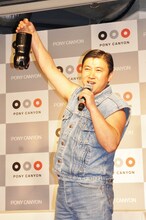 ワイルドに登場したスギちゃん。「重いからすぐ置いちゃうぜぇ」とコーラをすぐに置いてしまった。