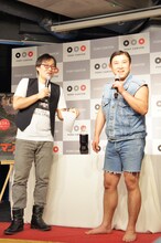 MCのコトブキツカサ（左）とスギちゃん（右）。