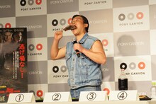 「きき肉」に挑戦するスギちゃん。ワイルドに肉を食いちぎった。