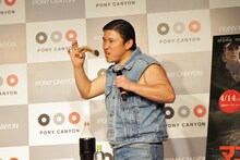 「きき肉」に挑戦中のスギちゃん。