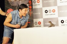 汗だくになりながら小型のワニ・コビトカイマンを捕まえようと必死なスギちゃん。