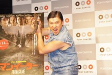 映画「マンイーター」の広報隊長として、小型のワニ・コビトカイマンを手にワイルドぶりをアピールするスギちゃん。