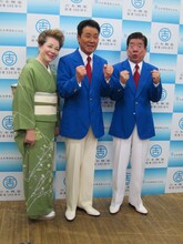 大阪・なんばグランド花月にて「吉本興業創業100周年特別公演」のNGK“唄って笑って100周年”「五木ひろし×西川きよし」に登場した、五木ひろし、西川きよし、西川ヘレン。