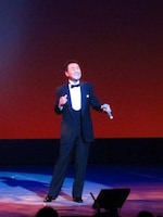 「よこはま・たそがれ」をNGKで歌った五木。