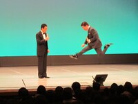 舞台でジャンプして五木の出演を喜ぶきよし。