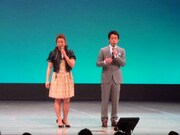 ひろしきよしの着替えの間をつなぐ忠志とかの子。西川ファミリーのエピソードに会場も爆笑。