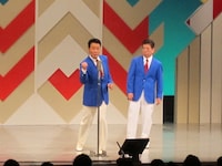 「よこはま・たそがれ」の練習をするひろしきよし。