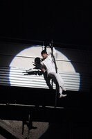 宙吊りで登場する石田。相方・井上が西山茉希を狙うのを阻止しようと目論む。