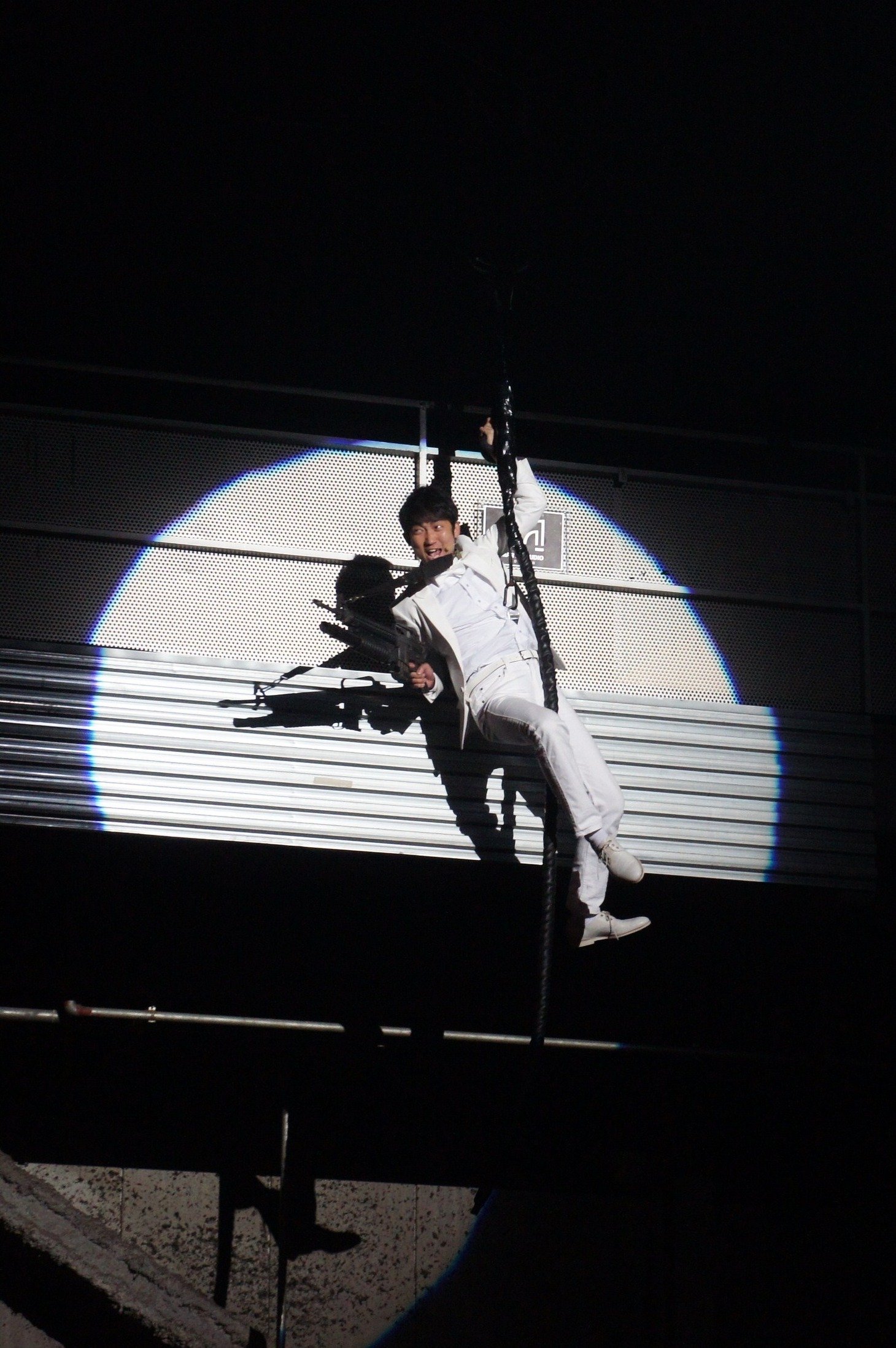 宙吊りで登場する石田。相方・井上が西山茉希を狙うのを阻止しようと目論む。