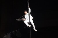 宙を舞う石田。