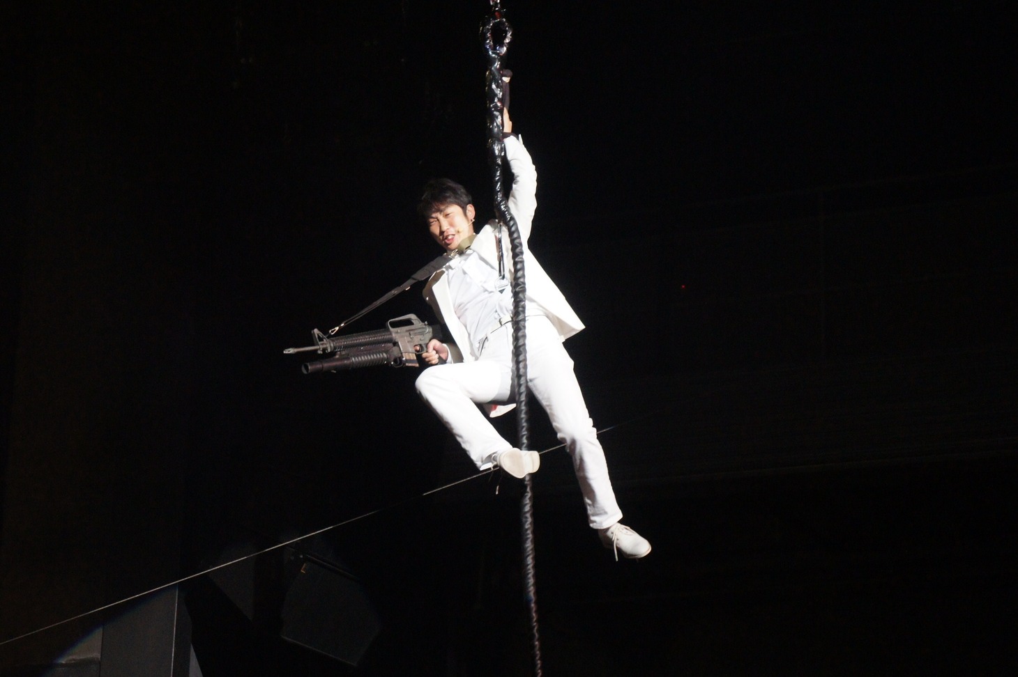 宙を舞う石田。