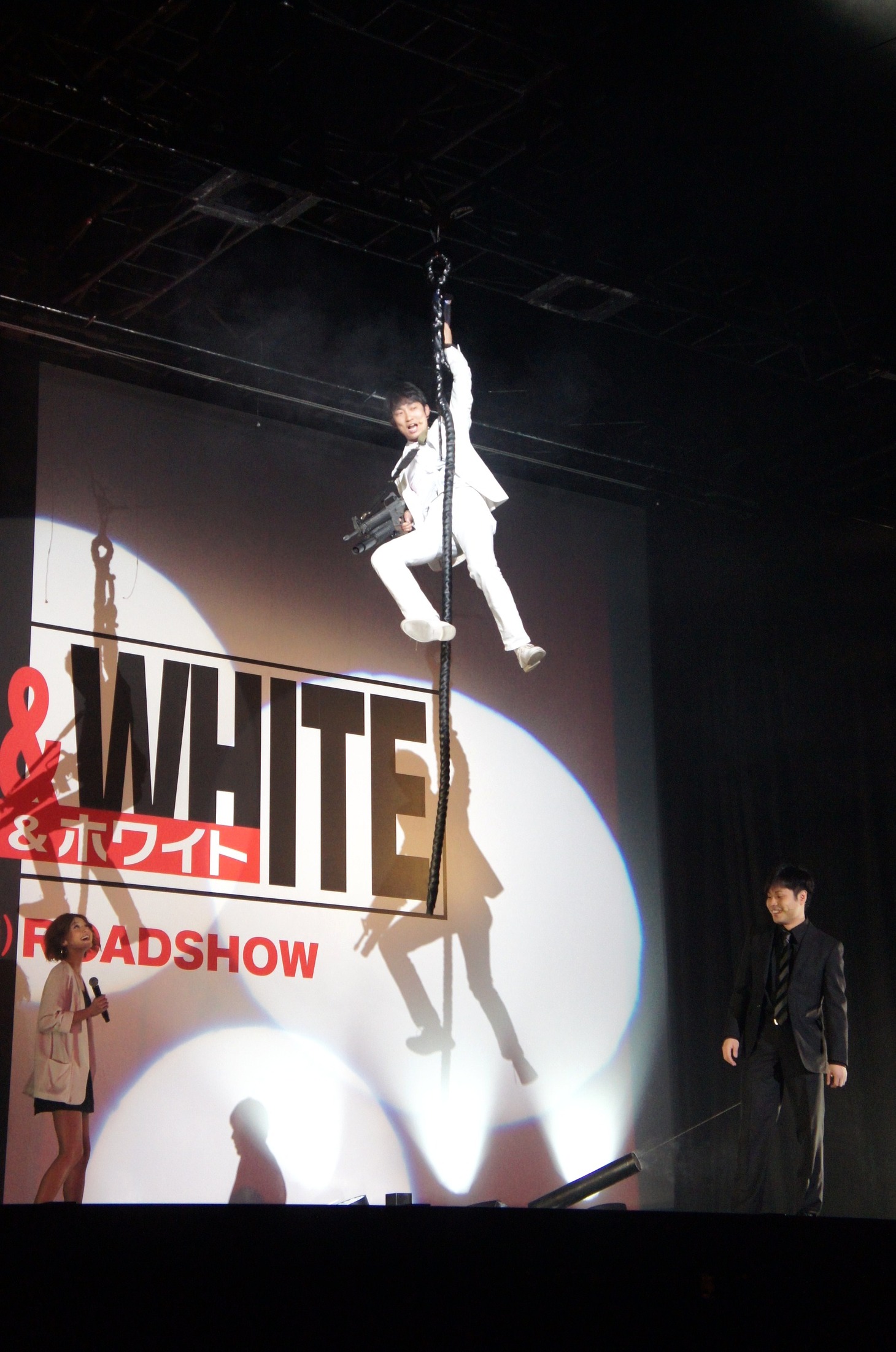 映画「Black ＆ White/ブラック ＆ ホワイト」のジャパン・プレミアで宙を舞うNON STYLE石田（上）と、それを待ち構える井上（右下）。