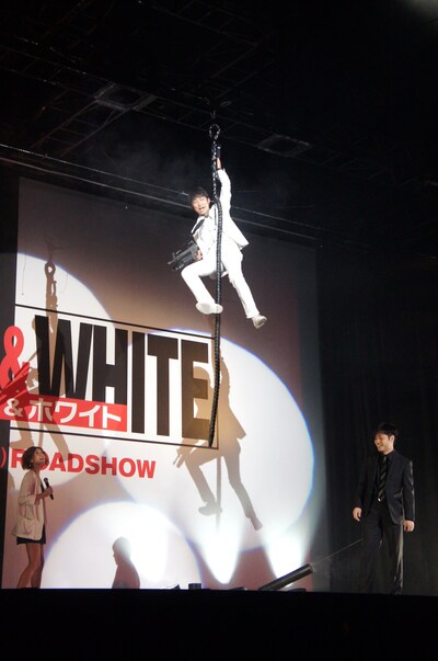 映画「Black ＆ White/ブラック ＆ ホワイト」のジャパン・プレミアで宙を舞うNON STYLE石田（上）と、それを待ち構える井上（右下）。