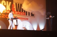 井上（右）のバズーカが火を噴いた瞬間。