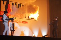 井上（右）に向けてグレネード弾を発射する石田（左）。