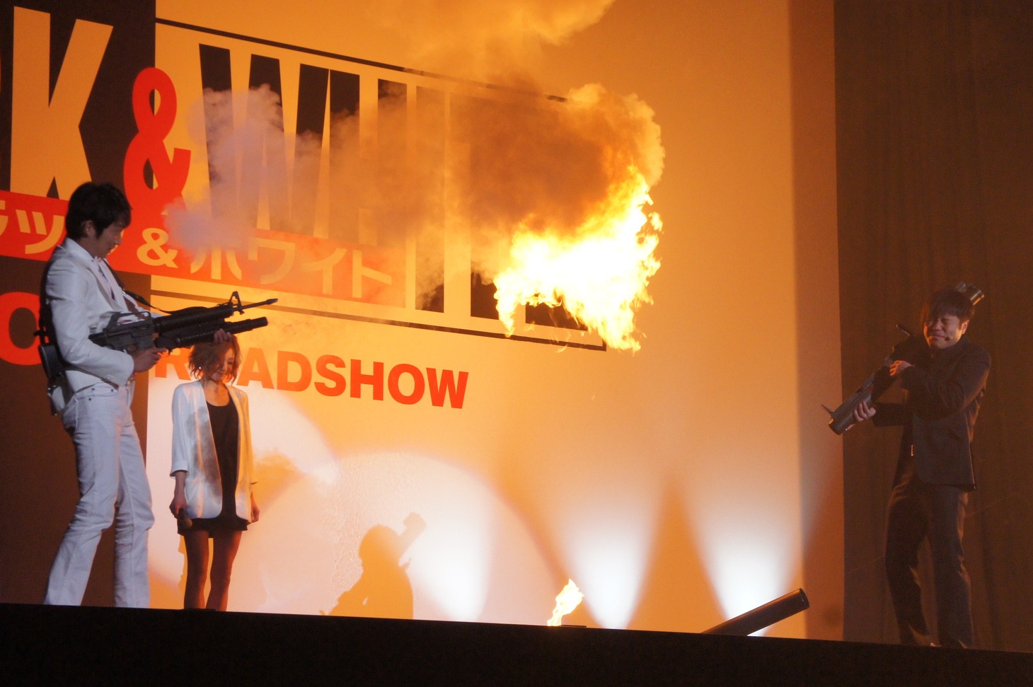 井上（右）に向けてグレネード弾を発射する石田（左）。