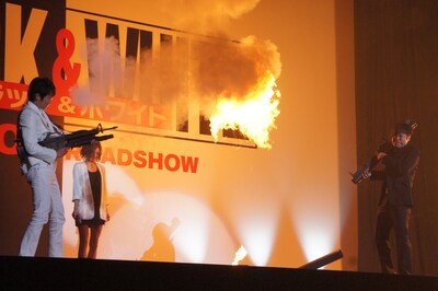 井上（右）に向けてグレネード弾を発射する石田（左）。