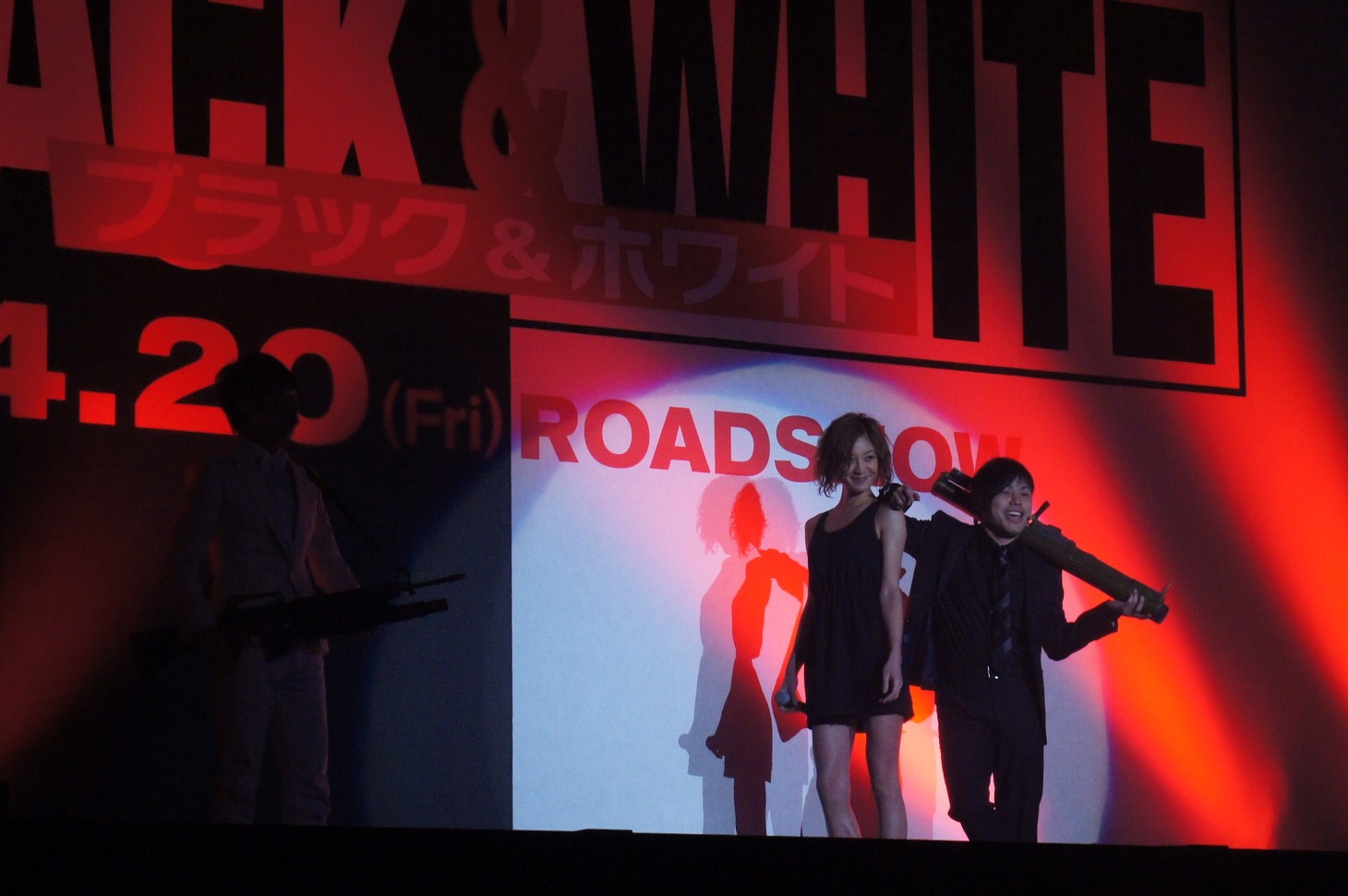 最終的にカップルとなった西山茉希と井上。左は光のあたらない石田。