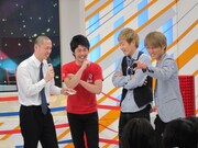 敗退の色が濃くなり渋い顔で相談し始めるアイロンヘッドとジャルジャル。