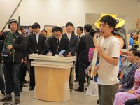 丸亀うちわをアピールする梶。