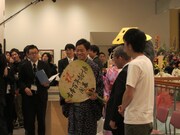 うちわを受け取った陣内。