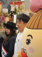 うちわ職人に弟子入りが決まった梶。