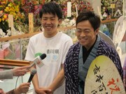 会見では「暗転中国仲さんの手を引いて舞台袖まで連れて行くのが楽しみ」と語った陣内に、梶が「どこに力入れてるんですか！」とツッコミ。