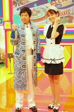 今田耕司（左）と青木裕子TBSアナウンサー（右）。青木アナのメイド衣装はオーダーメイドとのこと。