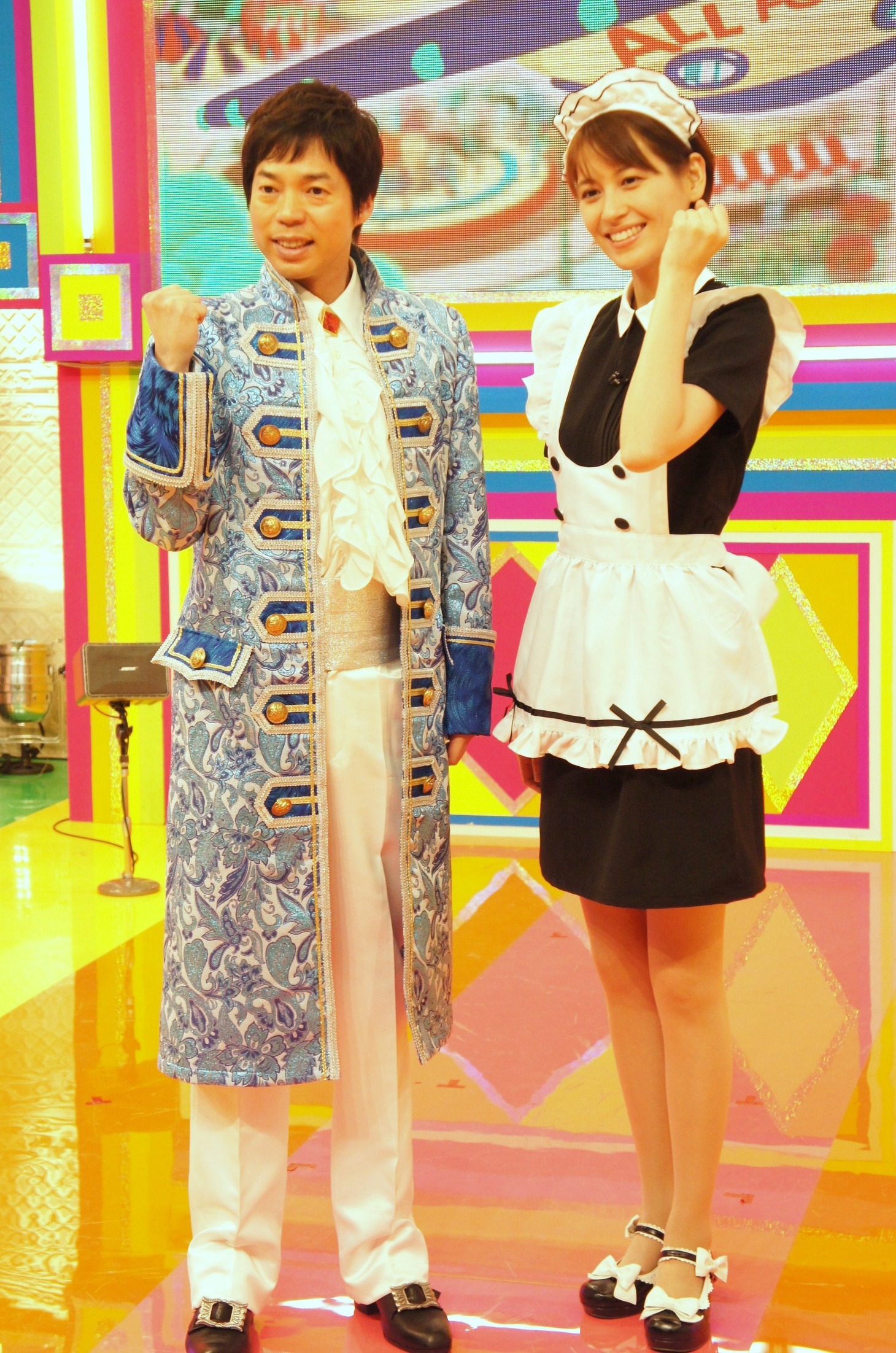 今田耕司（左）と青木裕子TBSアナウンサー（右）。青木アナのメイド衣装はオーダーメイドとのこと。