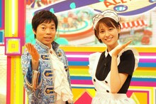 新番組「クイズ！イチガン」でMCを務める今田耕司（左）と、アシスタントの青木裕子TBSアナウンサー。今田のポーズは「スタート！」の掛け声をイメージしたもの。