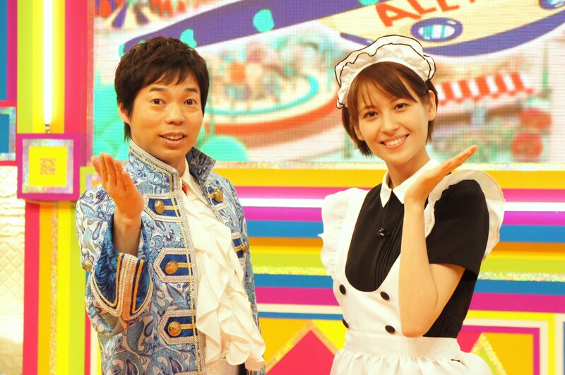 新番組「クイズ！イチガン」でMCを務める今田耕司（左）と、アシスタントの青木裕子TBSアナウンサー。今田のポーズは「スタート！」の掛け声をイメージしたもの。